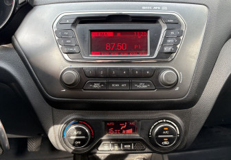Подержанный автомобиль Kia Rio Hatchback 2013 года (15 фото)