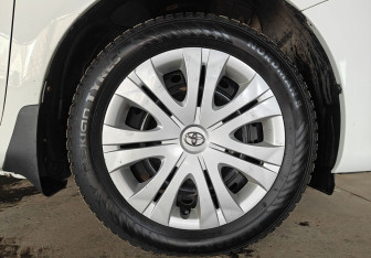 Подержанный автомобиль Toyota Corolla Sedan 2011 года (15 фото)