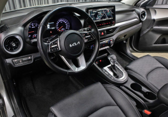 Подержанный автомобиль Kia K3 Sedan 2021 года (16 фото)