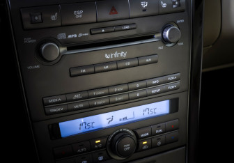 Подержанный автомобиль Kia Opirus 2009 года (16 фото)