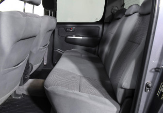 Подержанный автомобиль Toyota Hilux 2012 года (15 фото)