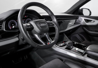 Подержанный автомобиль Audi Q8 2018 года (14 фото)