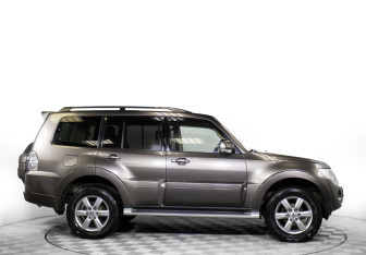 Подержанный автомобиль Mitsubishi Pajero 2012 года (4 фото)