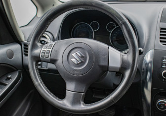 Подержанный автомобиль Suzuki SX4 Hatchback 2010 года (15 фото)