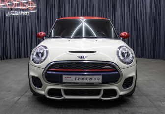 Подержанный автомобиль MINI Hatch 2016 года (2 фото)