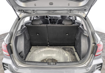 Подержанный автомобиль Kia Rio Hatchback 2021 года (10 фото)