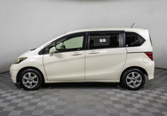 Подержанный автомобиль Honda Freed 2011 года (8 фото)
