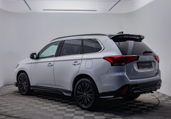 Подержанный автомобиль Mitsubishi Outlander 2022 года (7 фото)