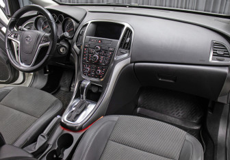 Подержанный автомобиль Opel Astra Hatchback 2011 года (11 фото)