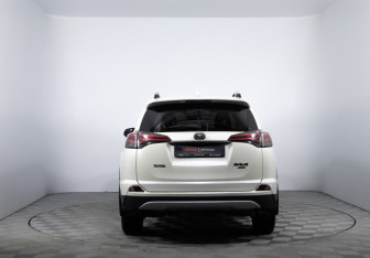 Подержанный автомобиль Toyota RAV4 2016 года (6 фото)
