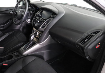 Подержанный автомобиль Ford Focus Hatchback 2011 года (10 фото)