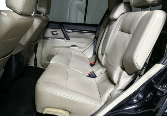 Подержанный автомобиль Mitsubishi Pajero 2017 года (11 фото)