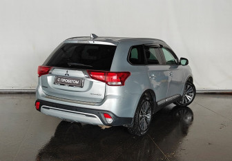 Подержанный автомобиль Mitsubishi Outlander 2019 года (5 фото)