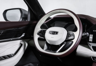 Подержанный автомобиль Geely Monjaro 2024 года (13 фото)