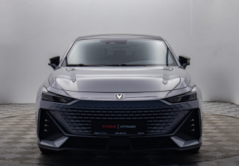 Подержанный автомобиль Changan UNI-V 2023 года (8 фото)