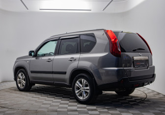 Подержанный автомобиль Nissan X-Trail 2013 года (7 фото)
