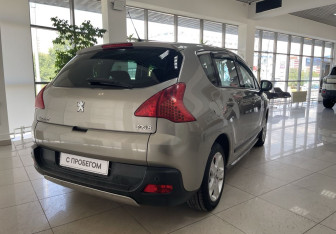 Подержанный автомобиль Peugeot 3008 2011 года (5 фото)