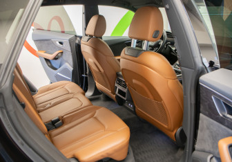 Подержанный автомобиль Audi Q8 2019 года (32 фото)