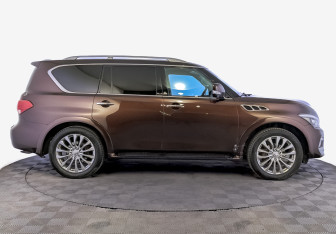 Подержанный автомобиль Infiniti QX80 2017 года (4 фото)