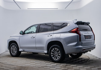 Подержанный автомобиль Mitsubishi Pajero Sport 2020 года (7 фото)