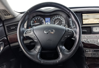 Подержанный автомобиль Infiniti Q70 2015 года (21 фото)