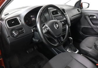 Подержанный автомобиль Volkswagen Polo Sedan 2016 года (9 фото)