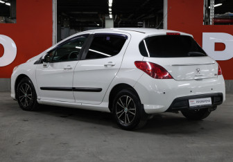 Подержанный автомобиль Peugeot 308 Hatchback 2011 года (7 фото)