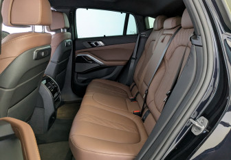 Подержанный автомобиль BMW X6 2025 года (12 фото)