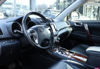 Подержанный автомобиль Toyota Highlander 2012 года (13 фото)
