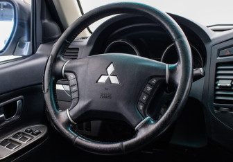 Подержанный автомобиль Mitsubishi Pajero 2012 года (15 фото)