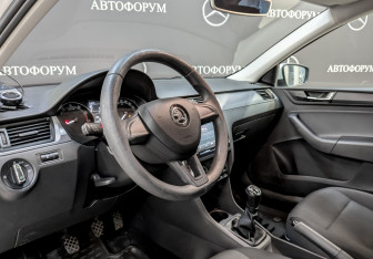 Подержанный автомобиль Skoda Rapid Liftback 2019 года (17 фото)