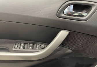 Подержанный автомобиль Peugeot 308 Hatchback 2011 года (17 фото)