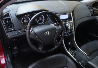 Подержанный автомобиль Hyundai Sonata 2011 года (12 фото)