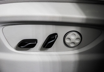 Подержанный автомобиль Voyah Dream 2025 года (26 фото)