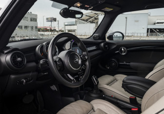 Подержанный автомобиль MINI Hatch 2020 года (10 фото)