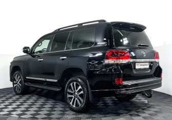Подержанный автомобиль Toyota Land Cruiser Suv 2019 года (7 фото)