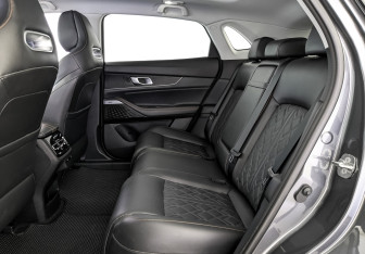 Подержанный автомобиль Changan UNI-K 2023 года (18 фото)