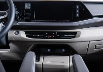 Подержанный автомобиль Volkswagen Multivan 2022 года (15 фото)