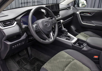 Подержанный автомобиль Toyota RAV4 2024 года (17 фото)