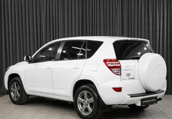 Подержанный автомобиль Toyota RAV4 2012 года (7 фото)
