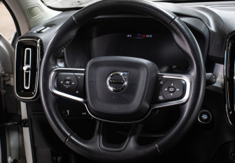 Подержанный автомобиль Volvo XC40 2019 года (17 фото)