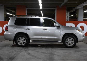 Подержанный автомобиль Lexus LX 2009 года (4 фото)