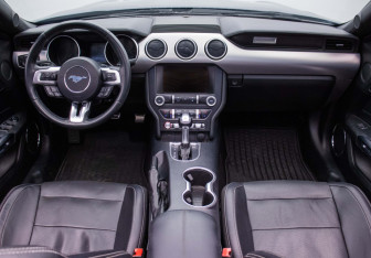 Подержанный автомобиль Ford Mustang Convertible 2020 года (16 фото)