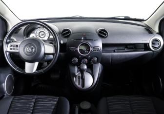 Подержанный автомобиль Mazda 2 Hatchback 2008 года (13 фото)