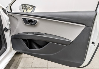 Подержанный автомобиль SEAT Leon Hatchback 2013 года (23 фото)