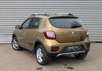 Подержанный автомобиль Renault Sandero 2017 года (7 фото)