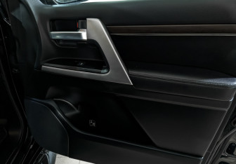 Подержанный автомобиль Toyota Land Cruiser Suv 2015 года (25 фото)