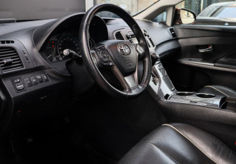 Подержанный автомобиль Toyota Venza 2013 года (12 фото)