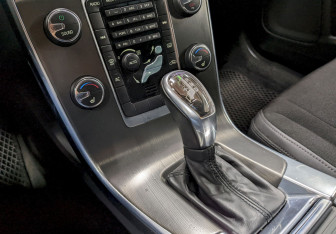 Подержанный автомобиль Volvo S60 2012 года (29 фото)