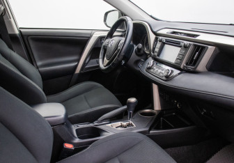 Подержанный автомобиль Toyota RAV4 2013 года (9 фото)